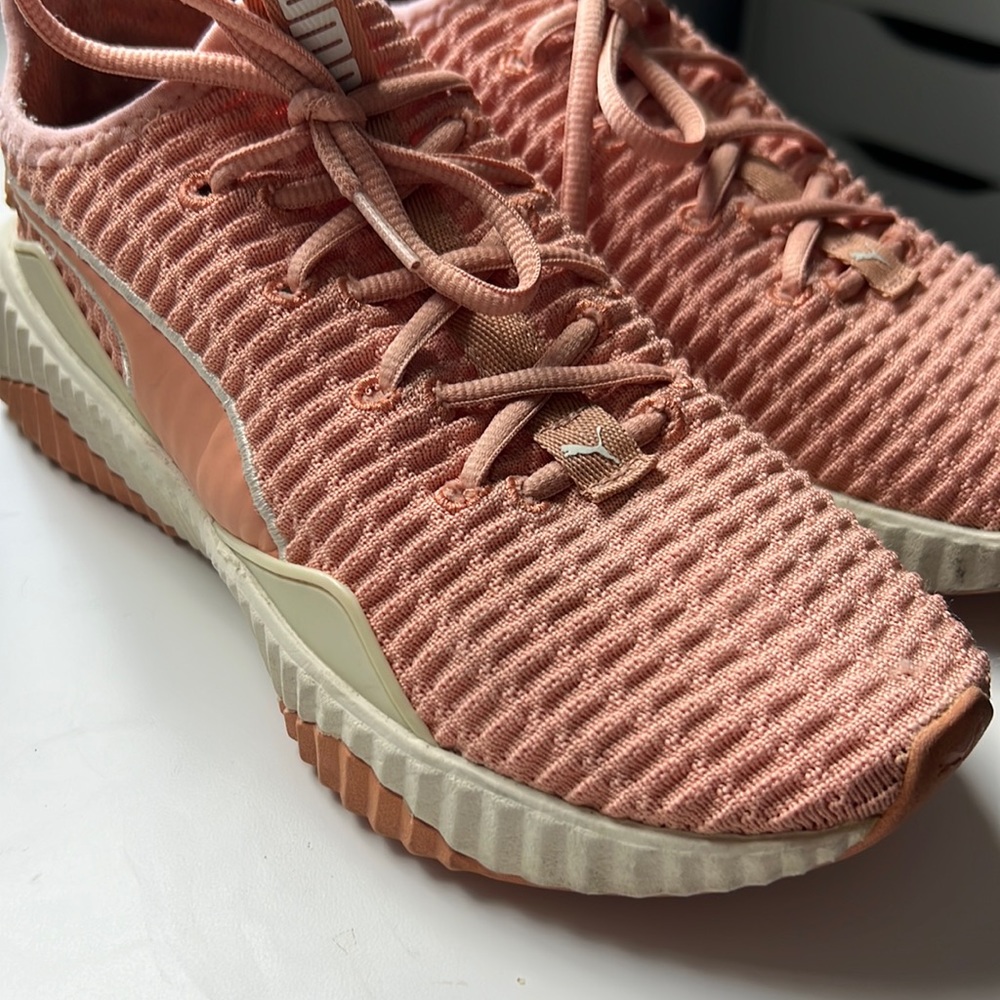 running shoes Defy size 7